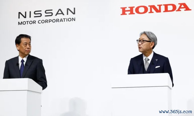 CEO Nissan Makoto Uchida (trái) và Chủ tịch kiêm CEO Honda Toshihiro Mibe tại buổi họp báo chung. Ảnh: Reuters