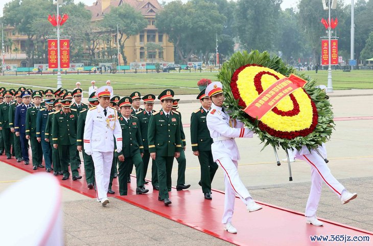 Lãnh đạo Đảng， Nhà nước vào Lăng viếng Chủ tịch Hồ Chí Minh - Ảnh 4.