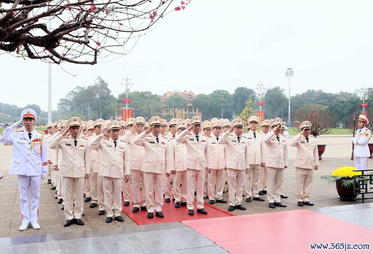 Lãnh đạo Đảng， Nhà nước vào Lăng viếng Chủ tịch Hồ Chí Minh - Ảnh 5.